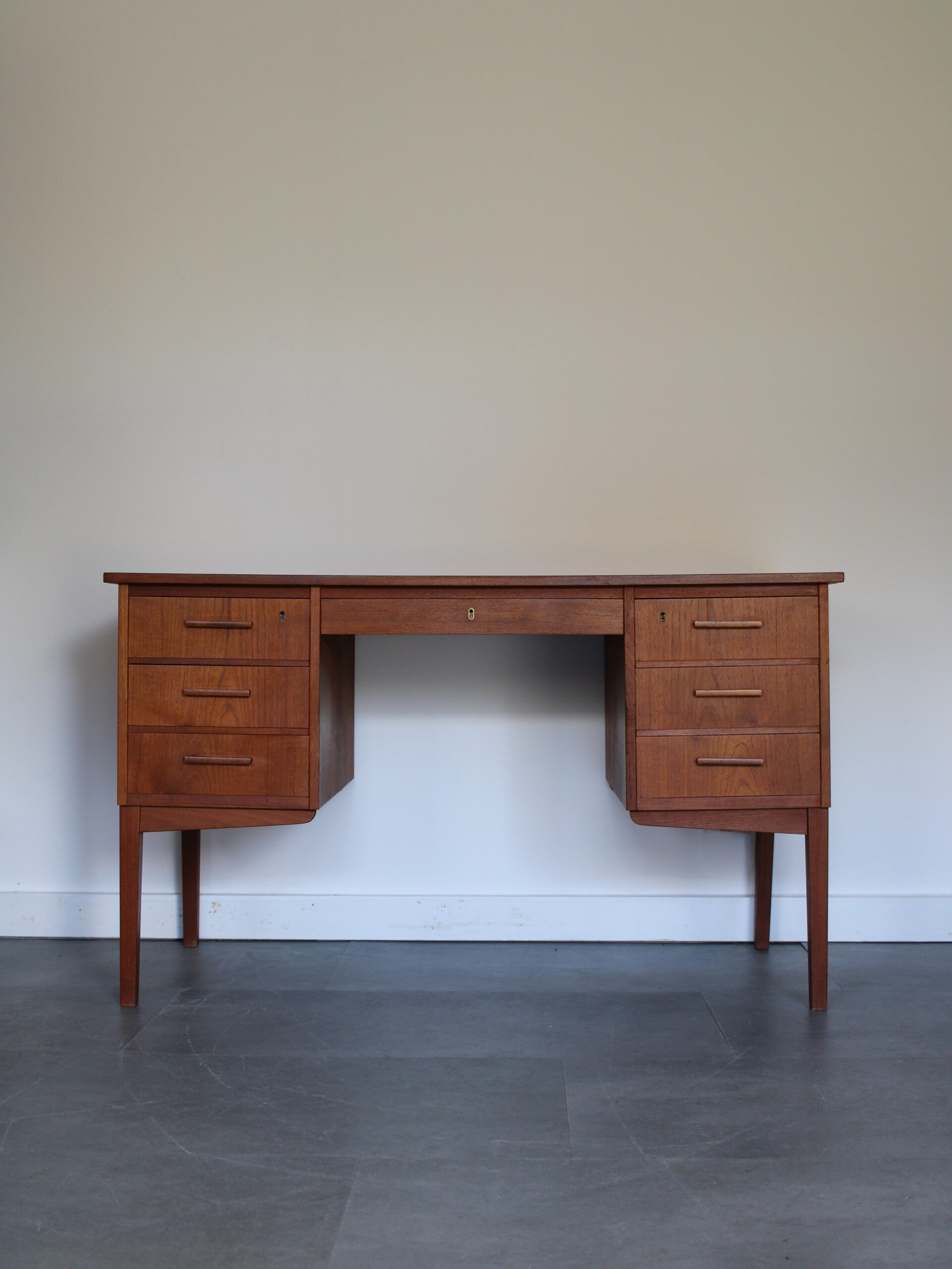 Vintage Deens bureau in teak