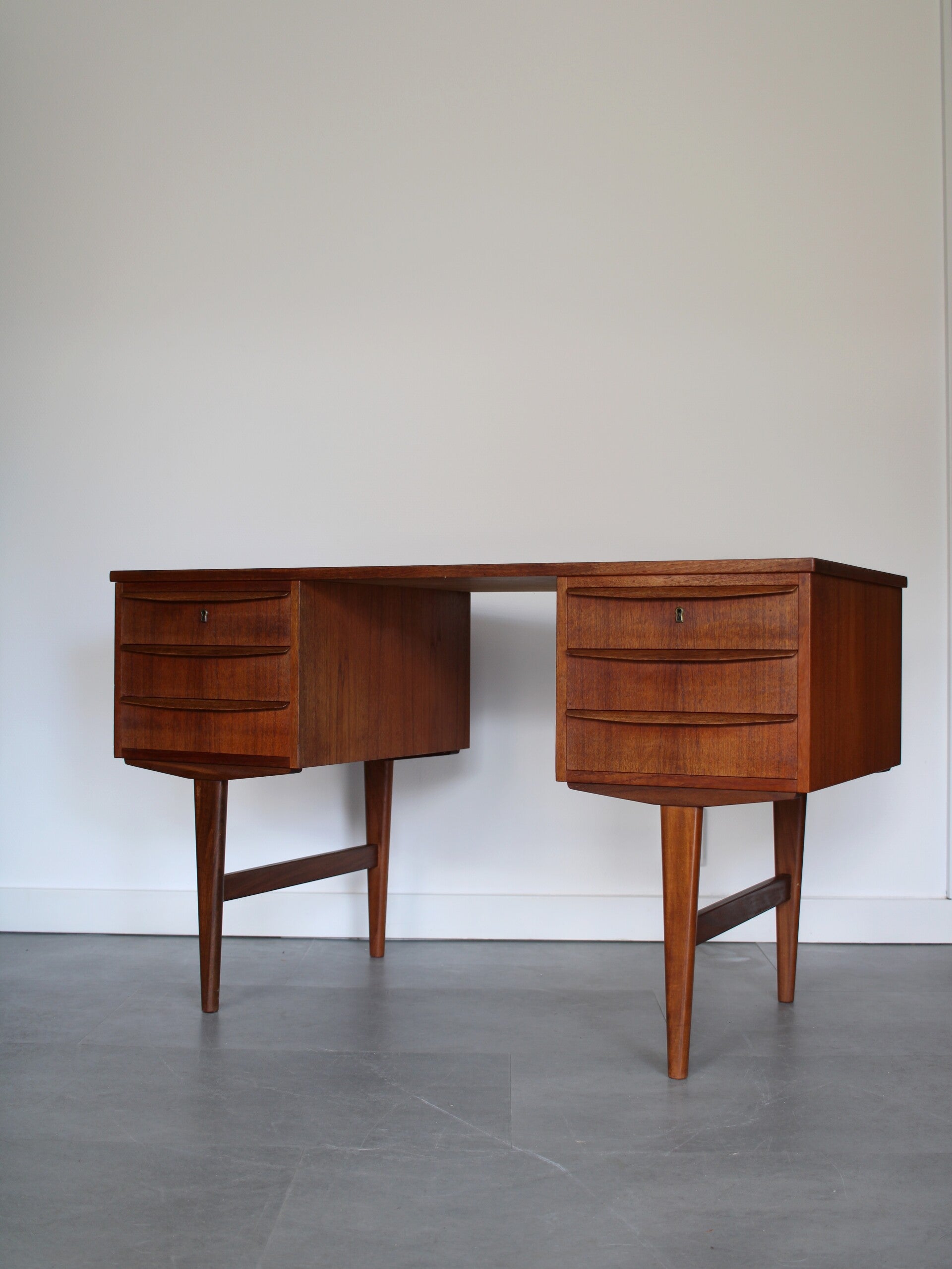 Vintage Deens bureau in teak