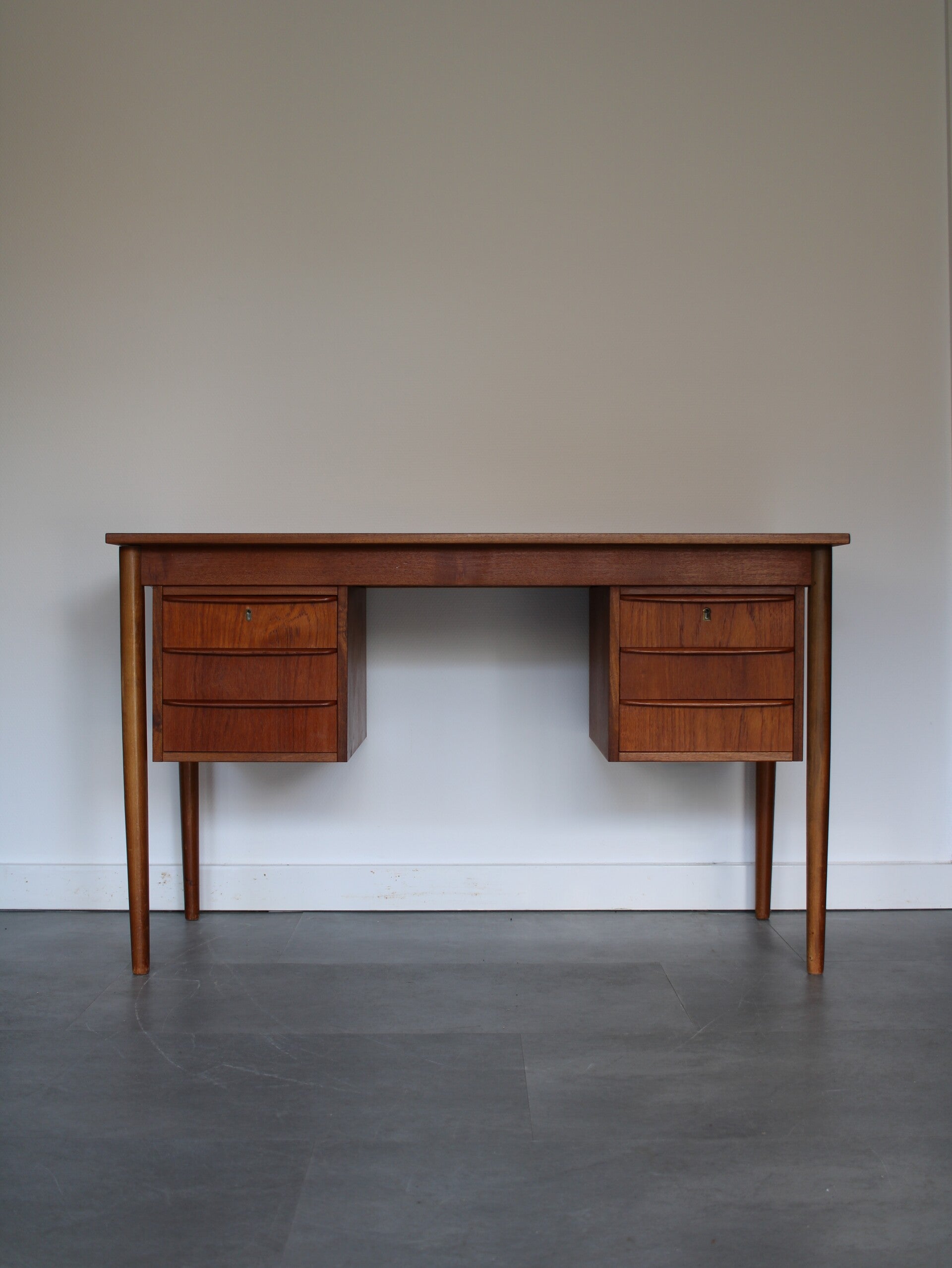 Vintage Deens bureau in teak