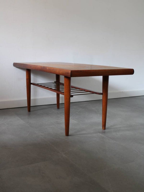 Vintage Deense salontafel in teak met spijlenrek