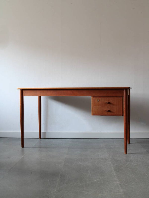 Prachtig vintage minimalistisch bureau gemaakt van teakhout