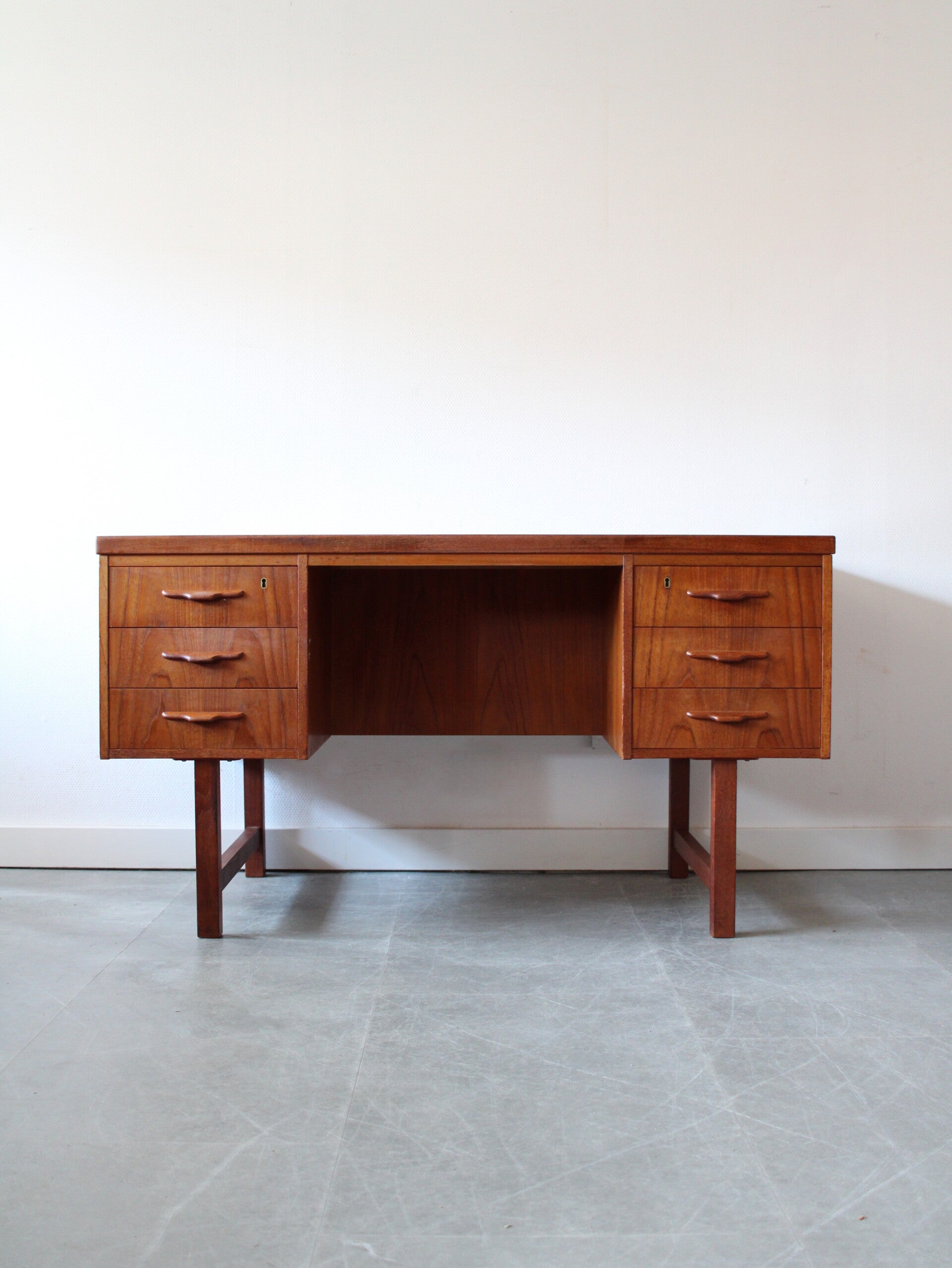 Vintage vrijstaand bureau