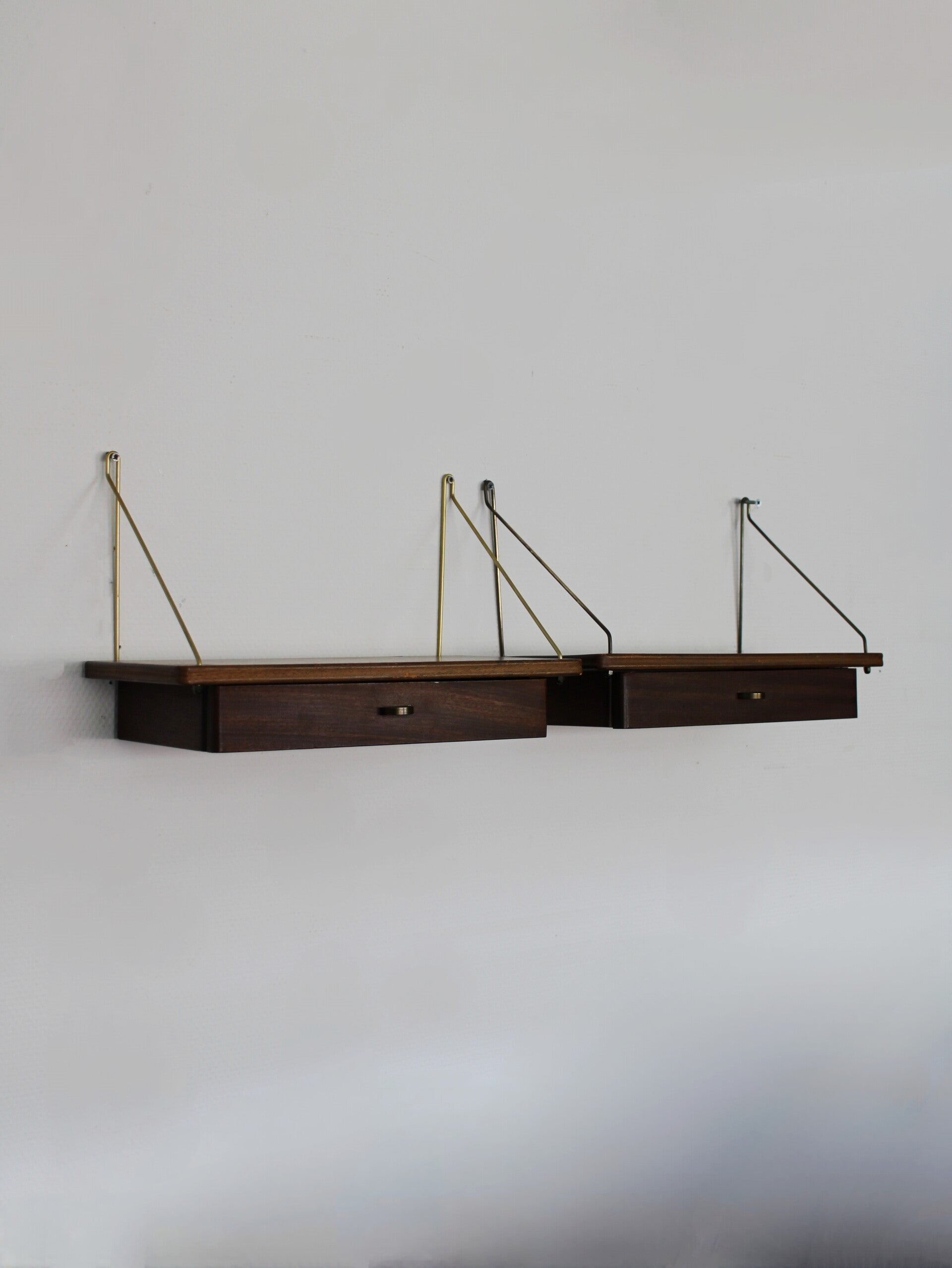 Vintage Deense hangende nachtkastjes in teak.
