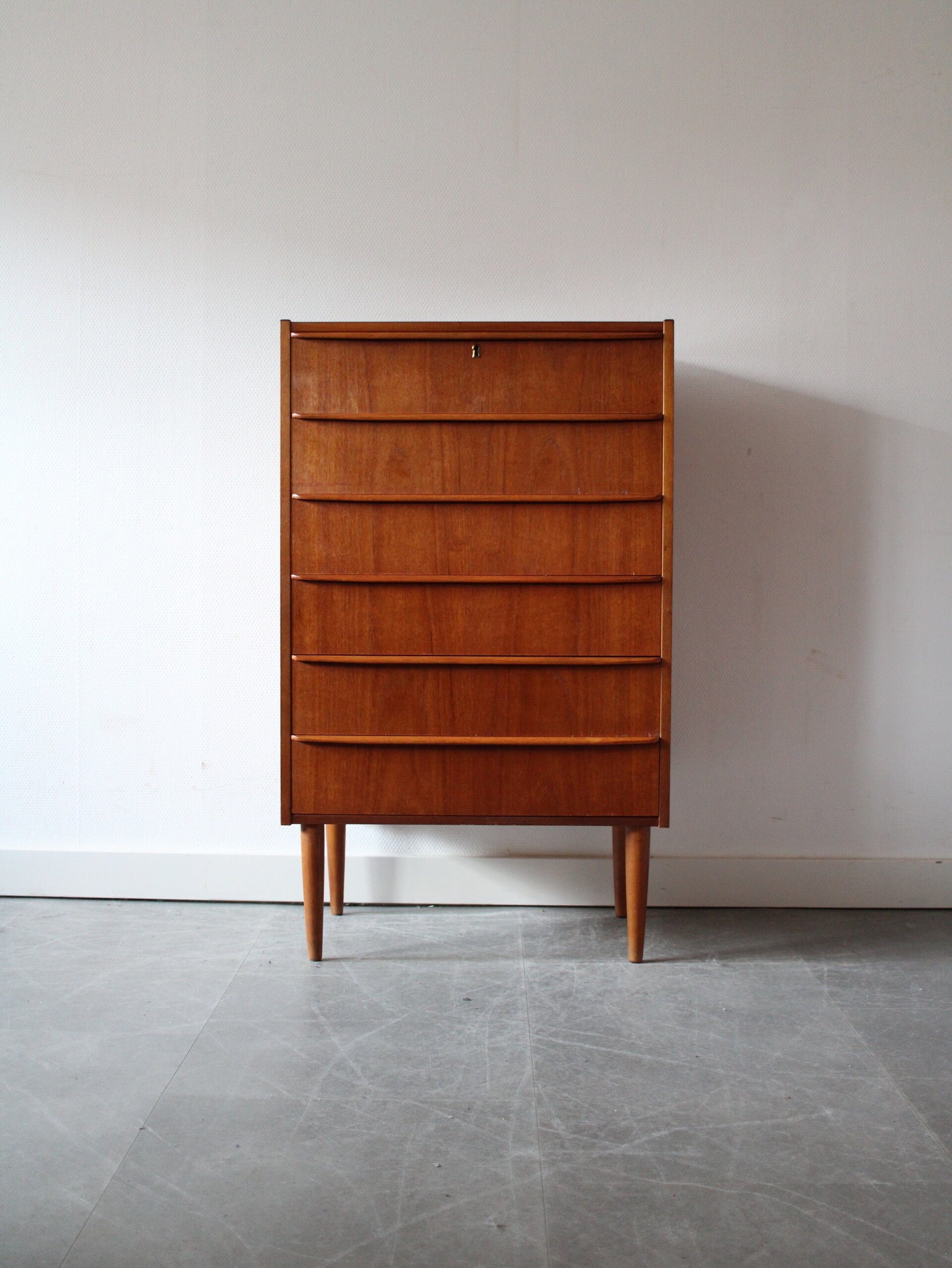 Vintage smalle ladekast in teak