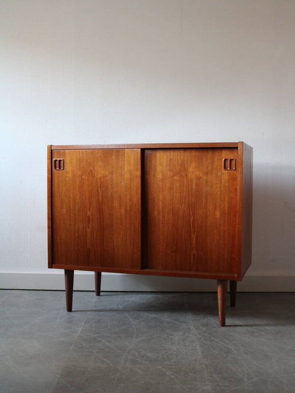 Vintage Deens dressoir met twee schuifdeuren