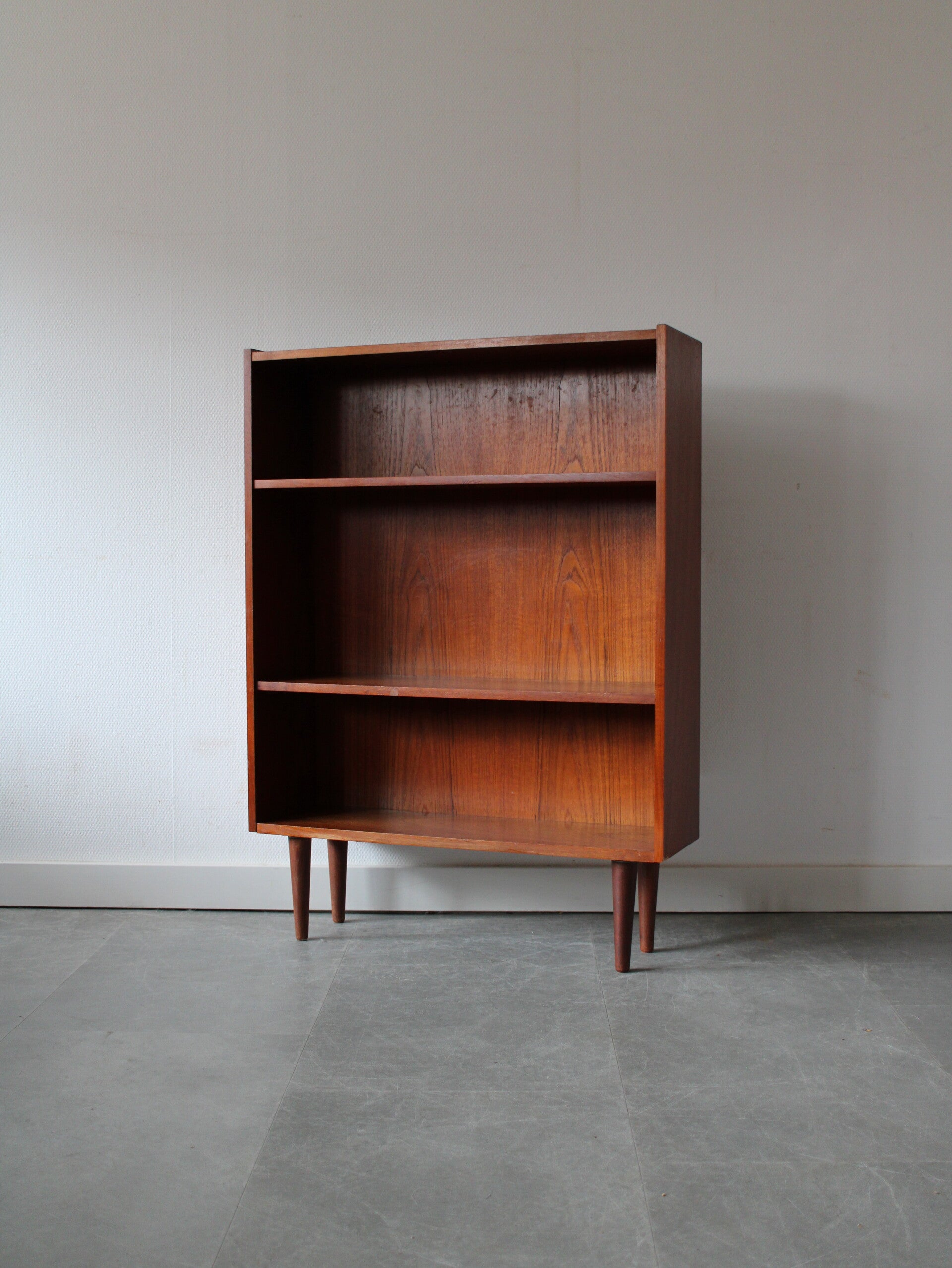 Vintage Deense smalle boekenkast