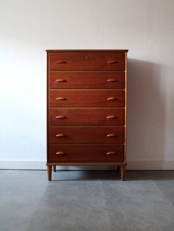 Vintage Deense smalle en hoge ladekast in teak