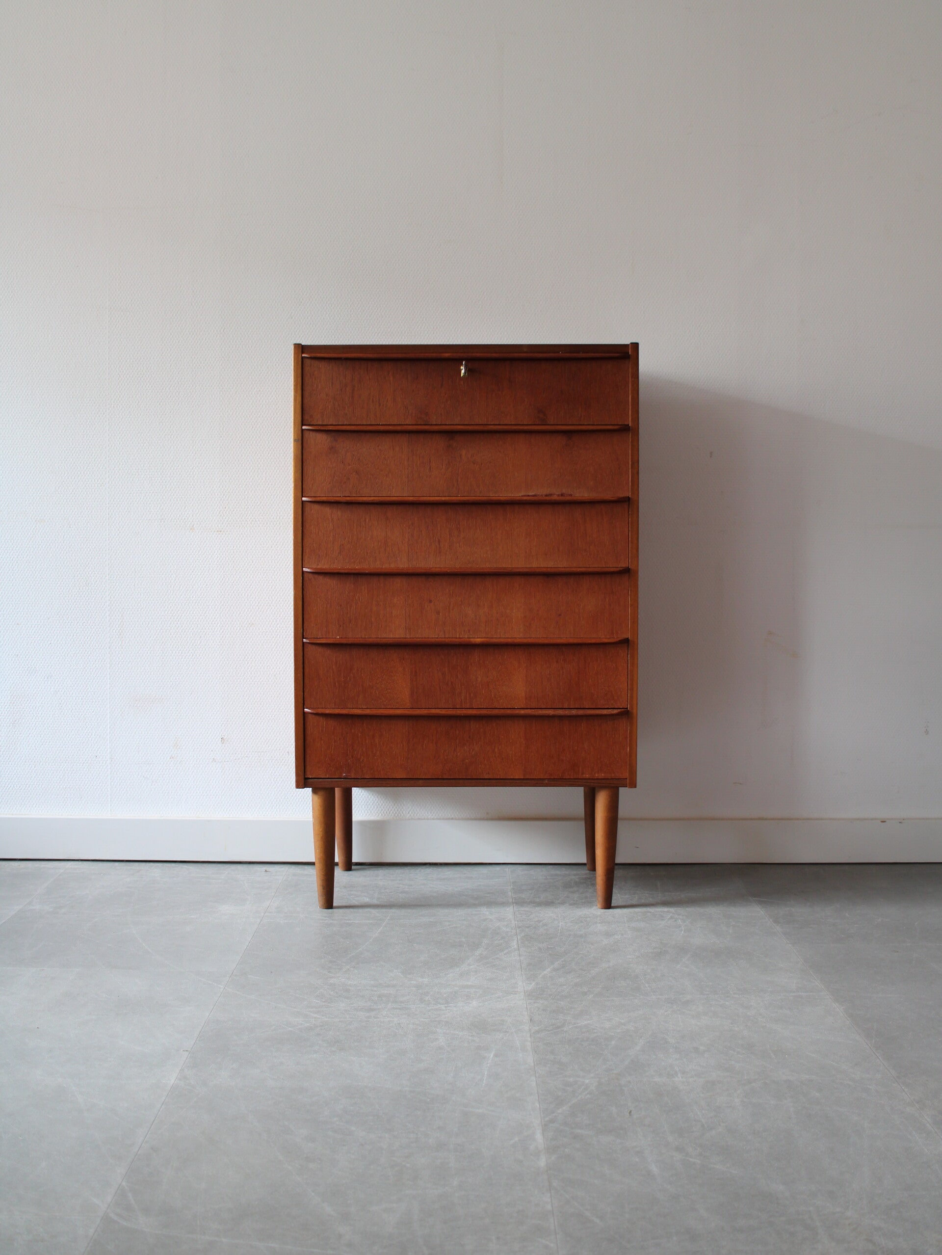 Vintage Deense smalle ladekast in teak
