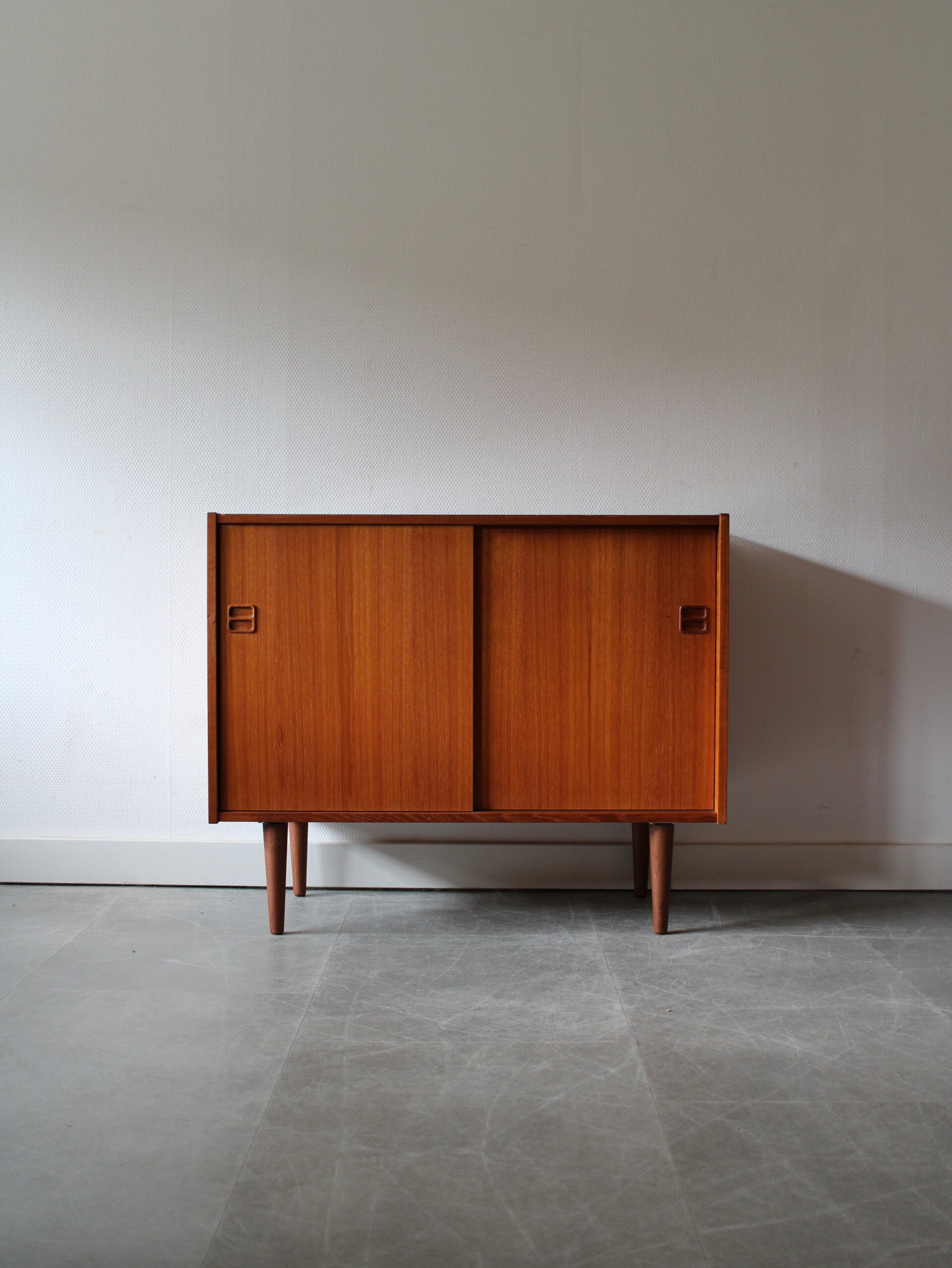 Vintage Deense schuifdeurkast in teak