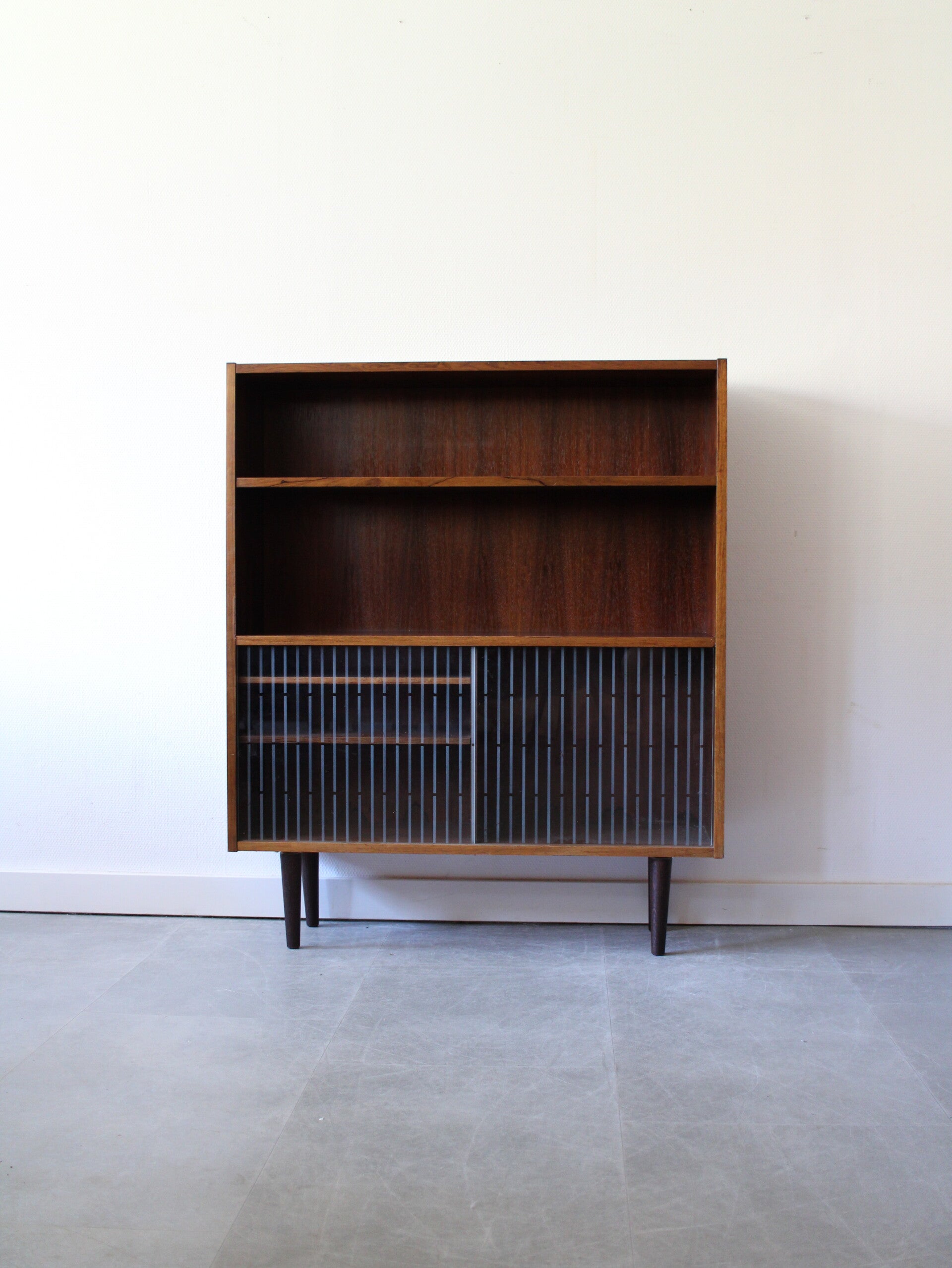 Vintage Deense boekenkast met glas in palissander