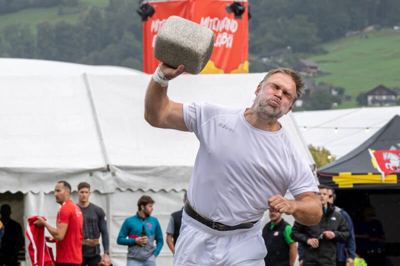 esaf_2025_steinstossen_20kg_stein_by_fritz_leuzinger_250830_067a3226-standard.jpg