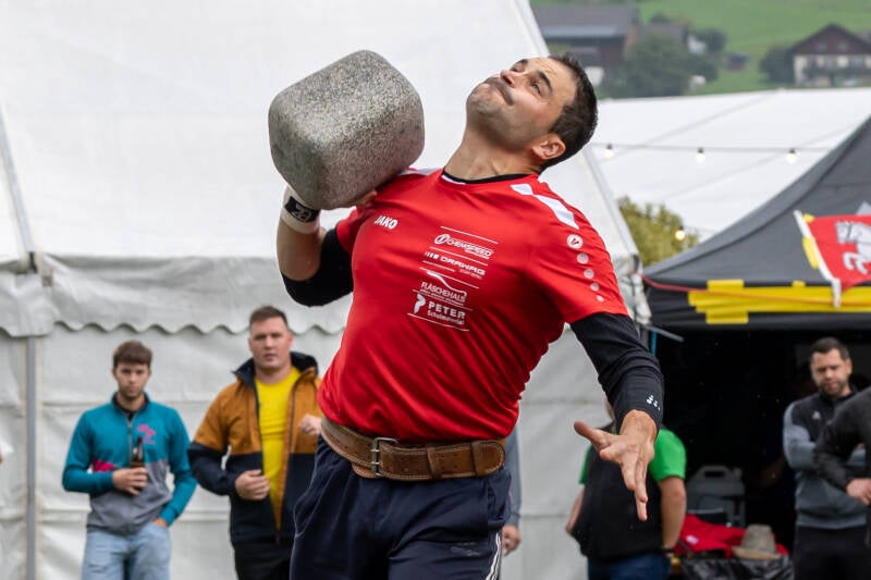 esaf_2025_steinstossen_20kg_stein_by_fritz_leuzinger_250830_067a3247-standard.jpg