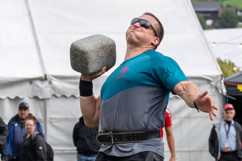 esaf_2025_steinstossen_20kg_stein_by_fritz_leuzinger_250830_067a3387-standard.jpg