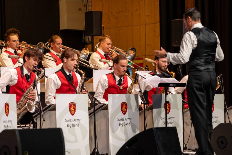 k_1_003_swiss-army-big-band-standard.jpg