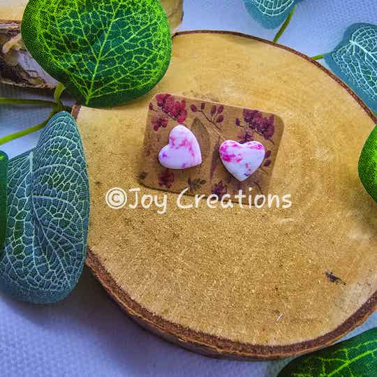 Oorbellen studs Hartjes marmer roze