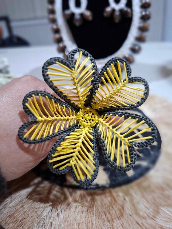 Medium flower - yellow