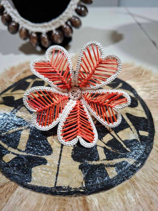 Medium size flower - Orange white
