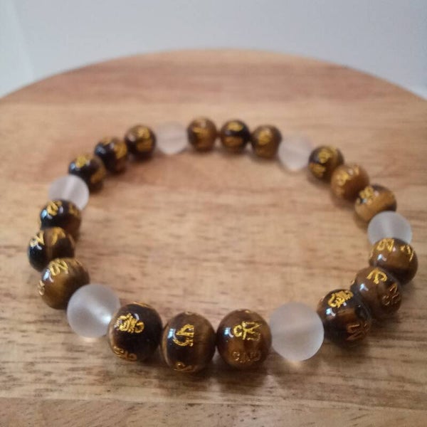 Bracelet Œil du tigre - gravé mantra Om & cristal de roche 8 mm