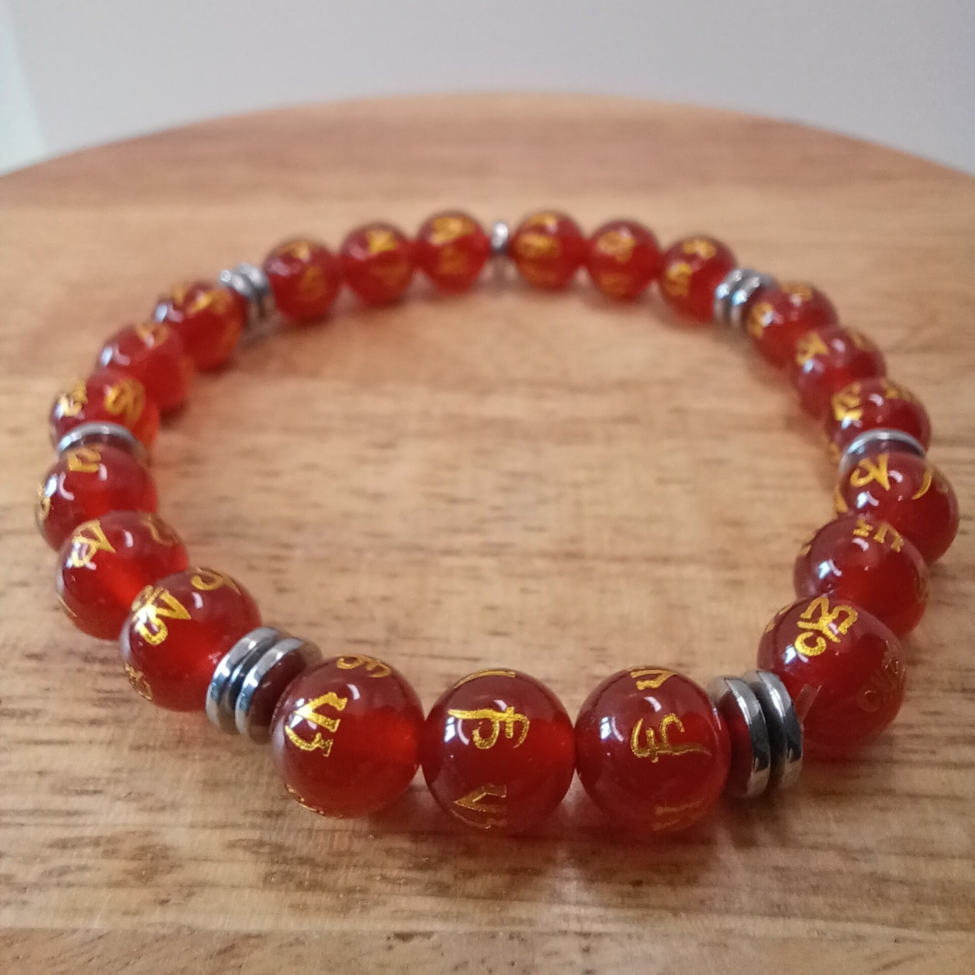 Bracelet Cornaline - gravé mantra Om & Hématite 8 mm