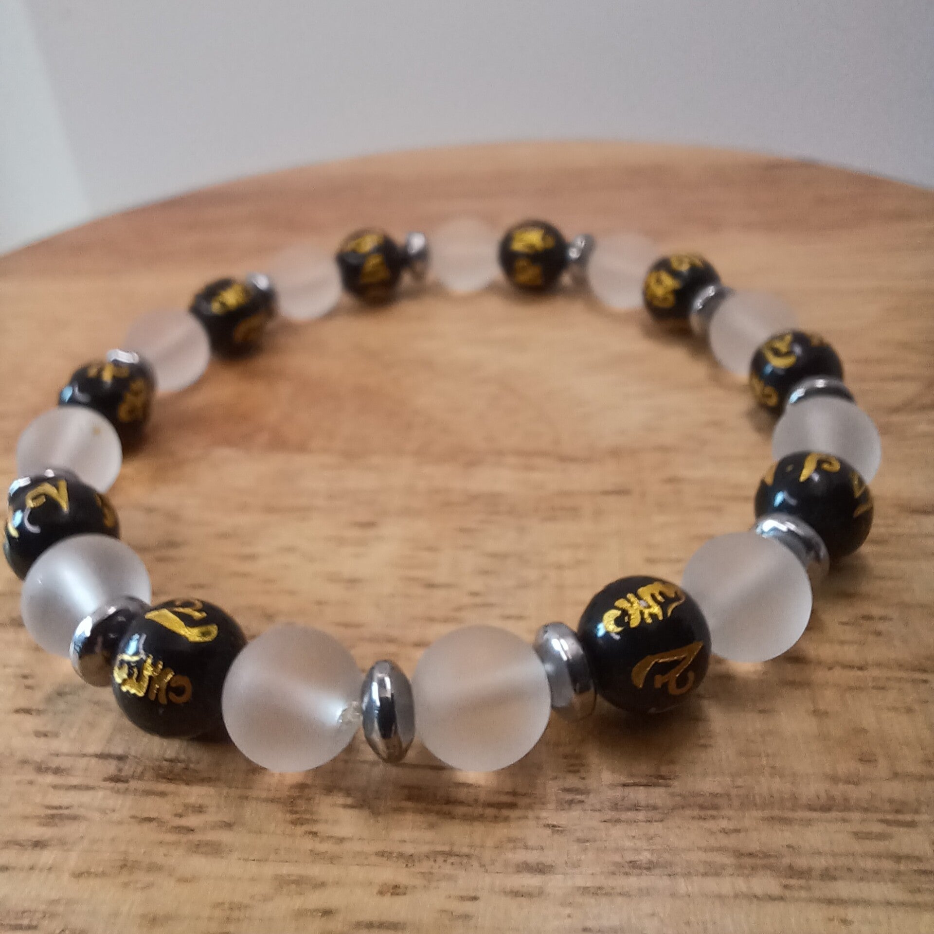 Bracelet Obsidienne noire - gravé mantra Om / Cristal de roche mat & Hématite 8 mm