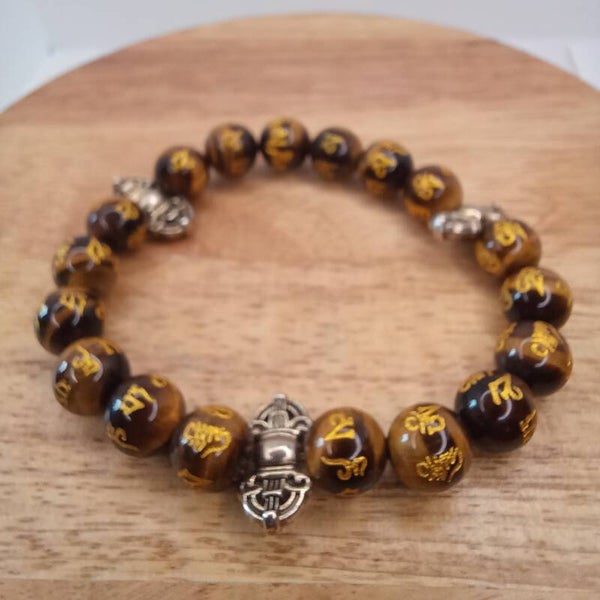 Bracelet Œil du tigre - gravé mantra Om & breloque dorje 10 mm
