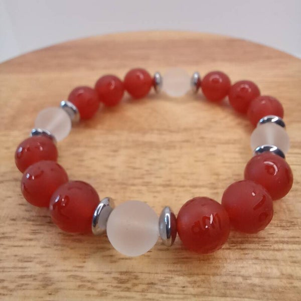 Bracelet Cornaline - gravé mantra Om / Cristal de roche mat / Hématite 10 mm