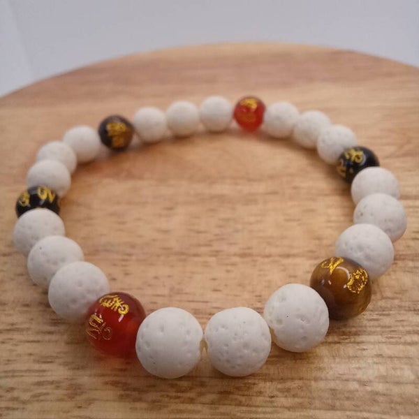 Bracelet en pierre de lave blanche - gravé mantra Om 8 mm