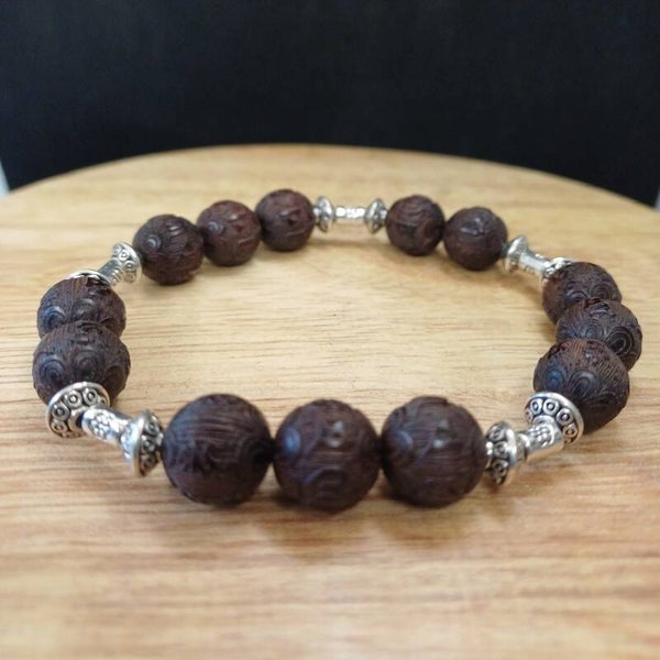 Bracelet en bois gravé mantra Om Mani Padme Hum