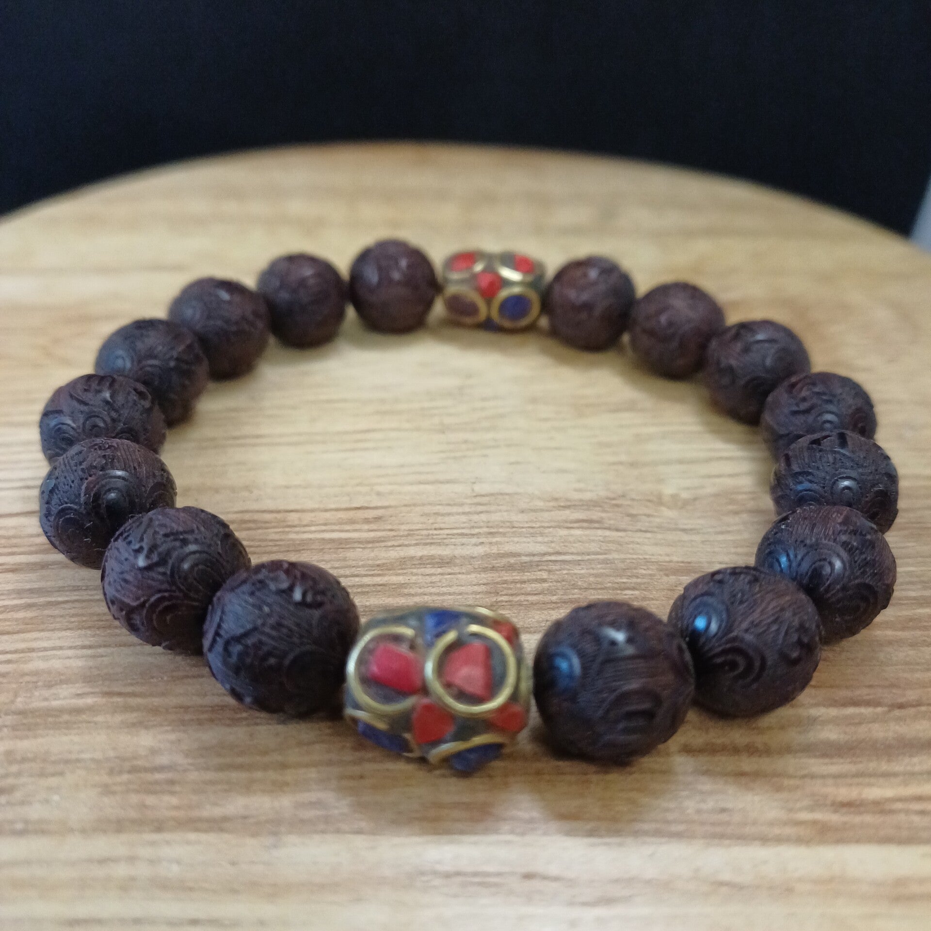 Bracelet en bois gravé mantra Om Mani Padme Hum