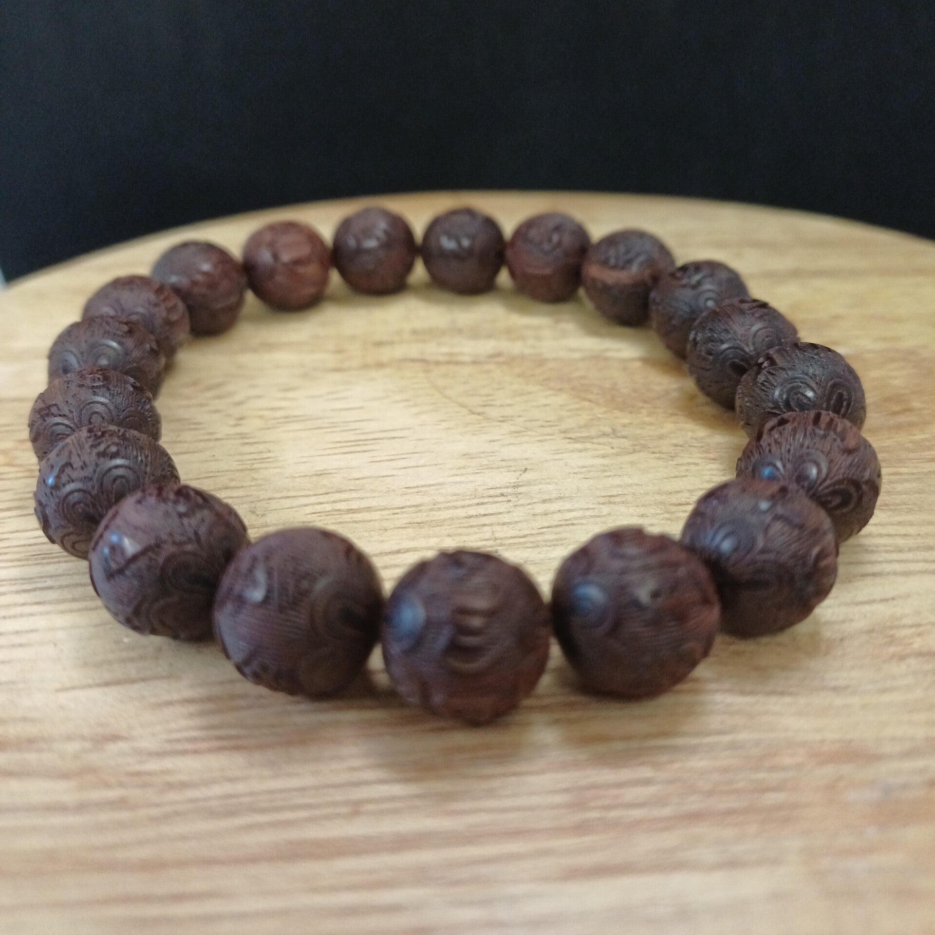 Bracelet en bois gravé mantra Om Mani Padme Hum