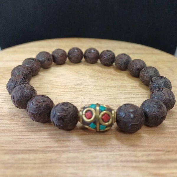 Bracelet en bois gravé mantra Om Mani Padme Hum