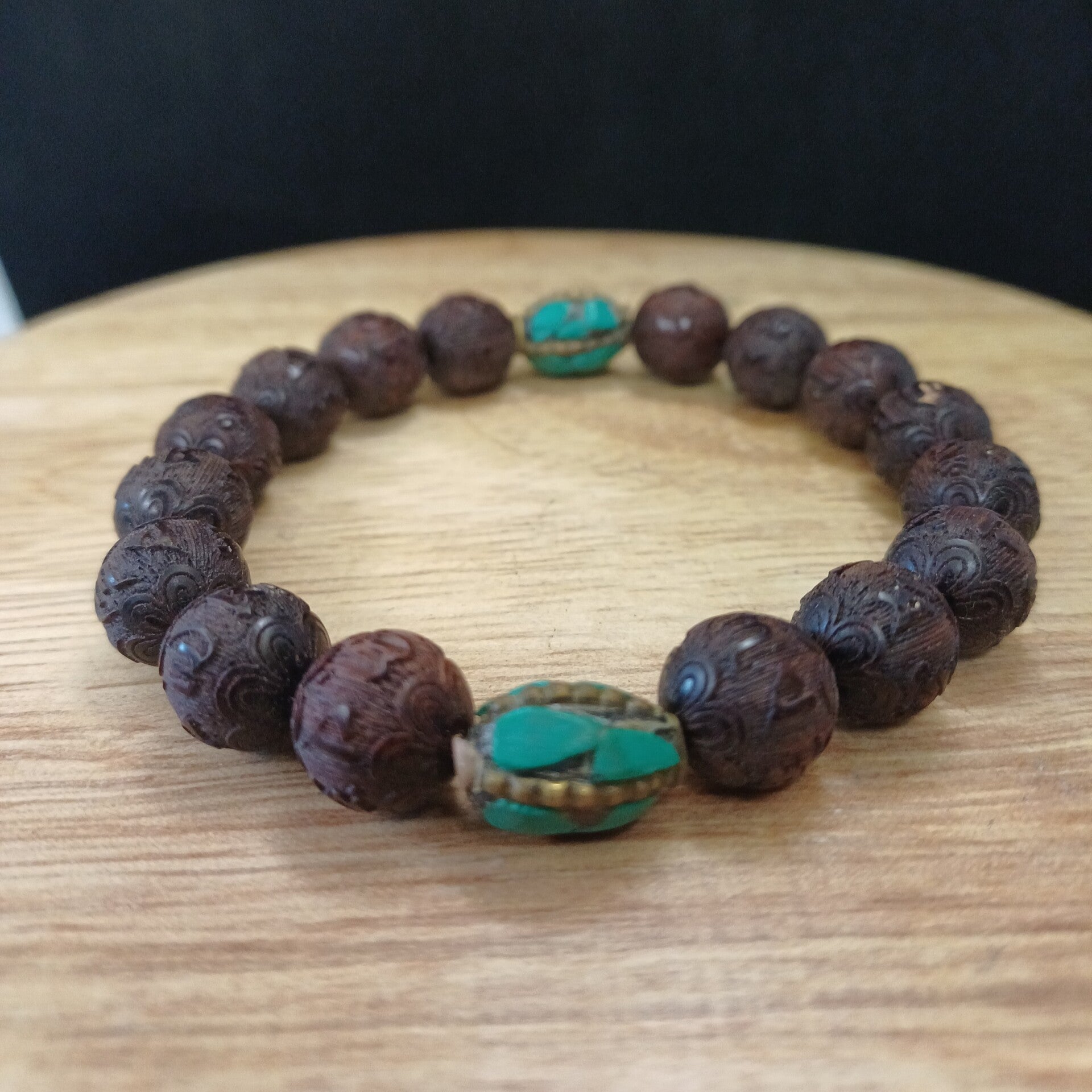 Bracelet en bois gravé mantra Om Mani Padme Hum