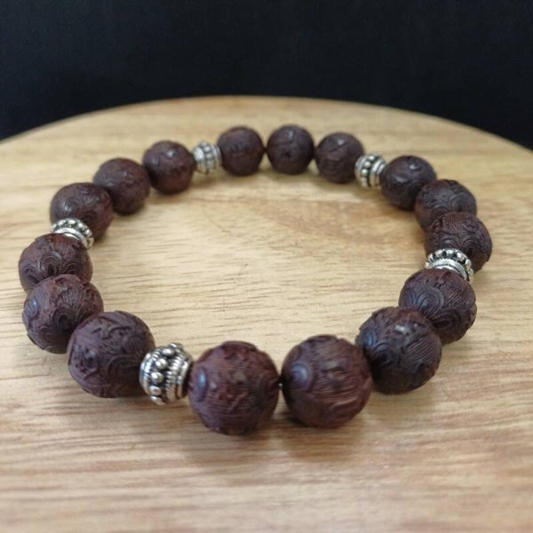 Bracelet en bois gravé mantra Om Mani Padme Hum