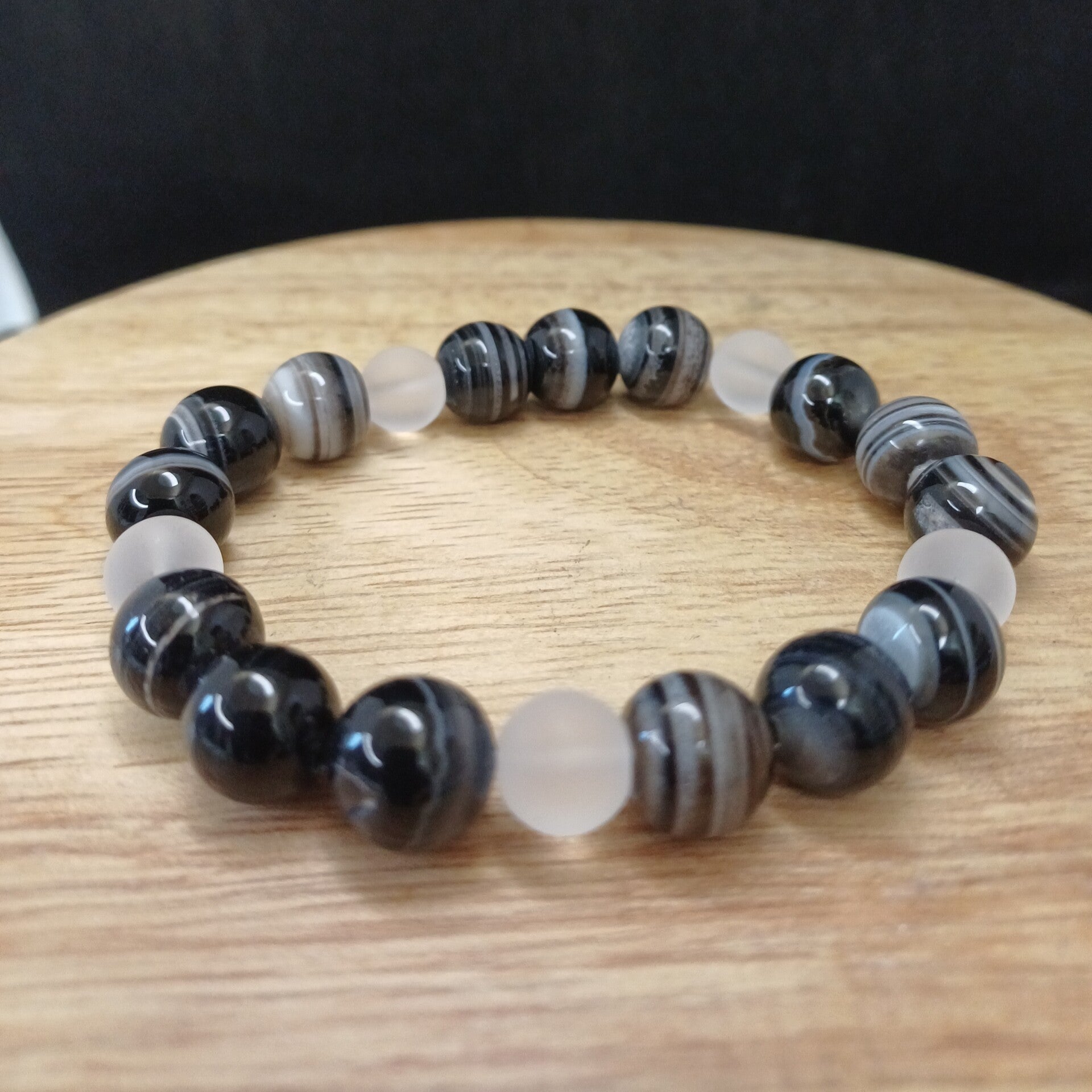 Bracelet Sardonyx noire et blanche & Cristal de roche mat 10 mmm