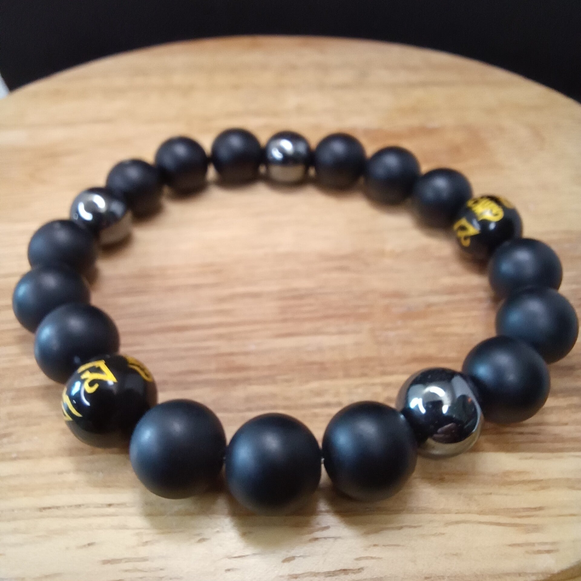 Bracelet Onyx mat / Hématite / Obsidienne œil céleste gravée mantra OM 10 mm