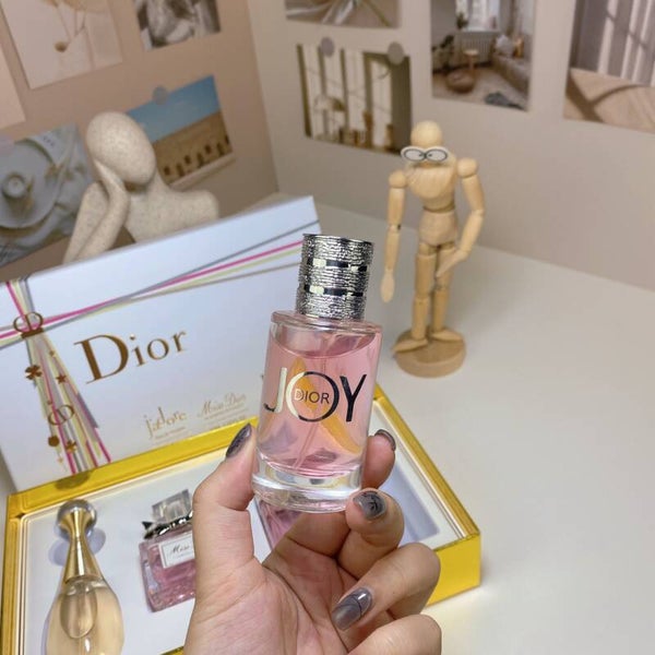 CHRISTIAN DIOR