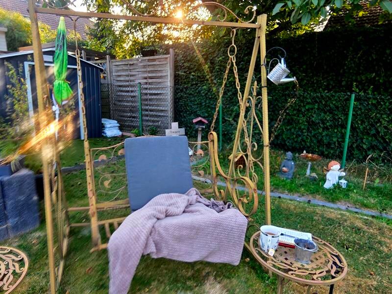 Meine Schaukel im Garten im morgendlichen Sonnenlicht mit einem gelben Lichtstrahl, der Ort, an dem meine Gedanken zu Engelsherz entstanden sind.