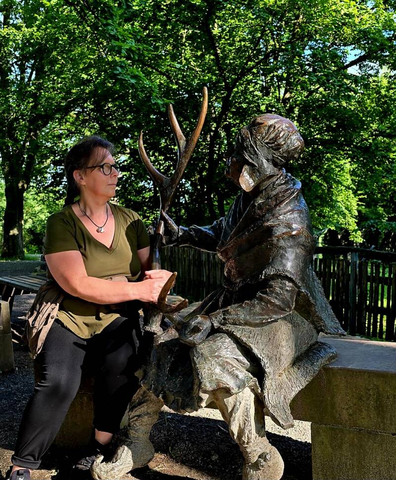 Im Tierpark Sababurg sitze ich der Sami-Frau gegenüber und blicke ihr direkt ins Gesicht, ein vertrauter Moment nach vielen Jahren