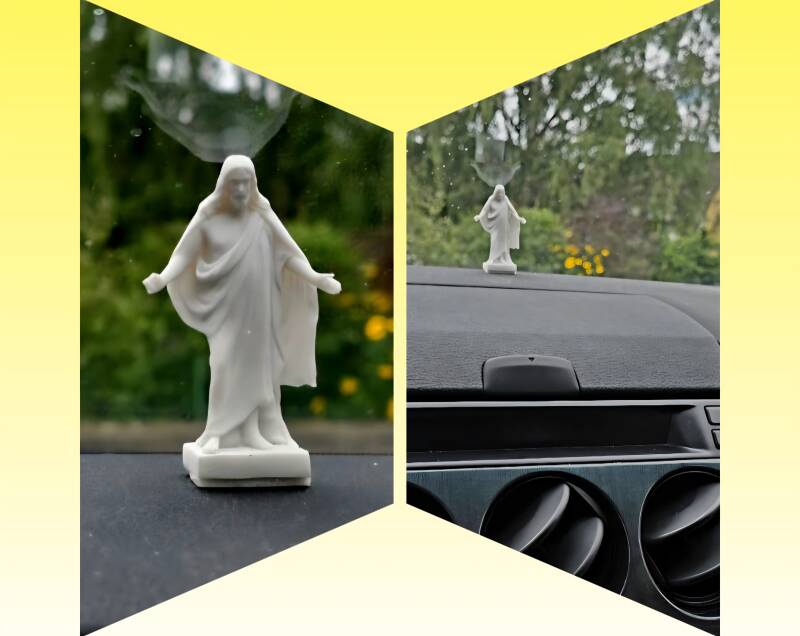 Weiße Jesusfigur auf dem Armaturenbrett des neu gekauften Autos meiner Tochter, die für mich zu einem besonderen Zeichen dieses Tages wurde