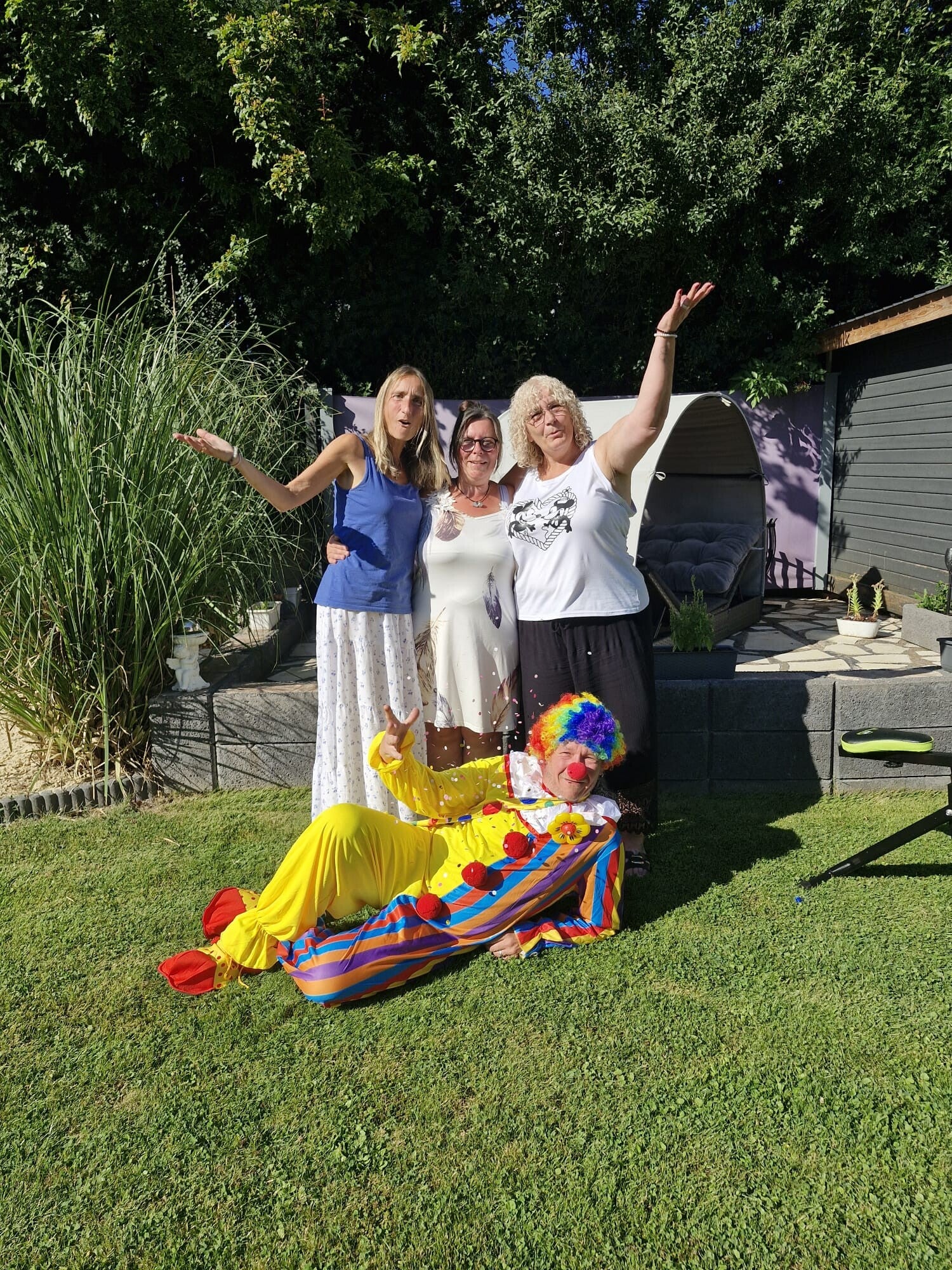 Zwei Freundinnen und ich mit Clown im Garten voller Freude und gemeinsamer Lebensfreude