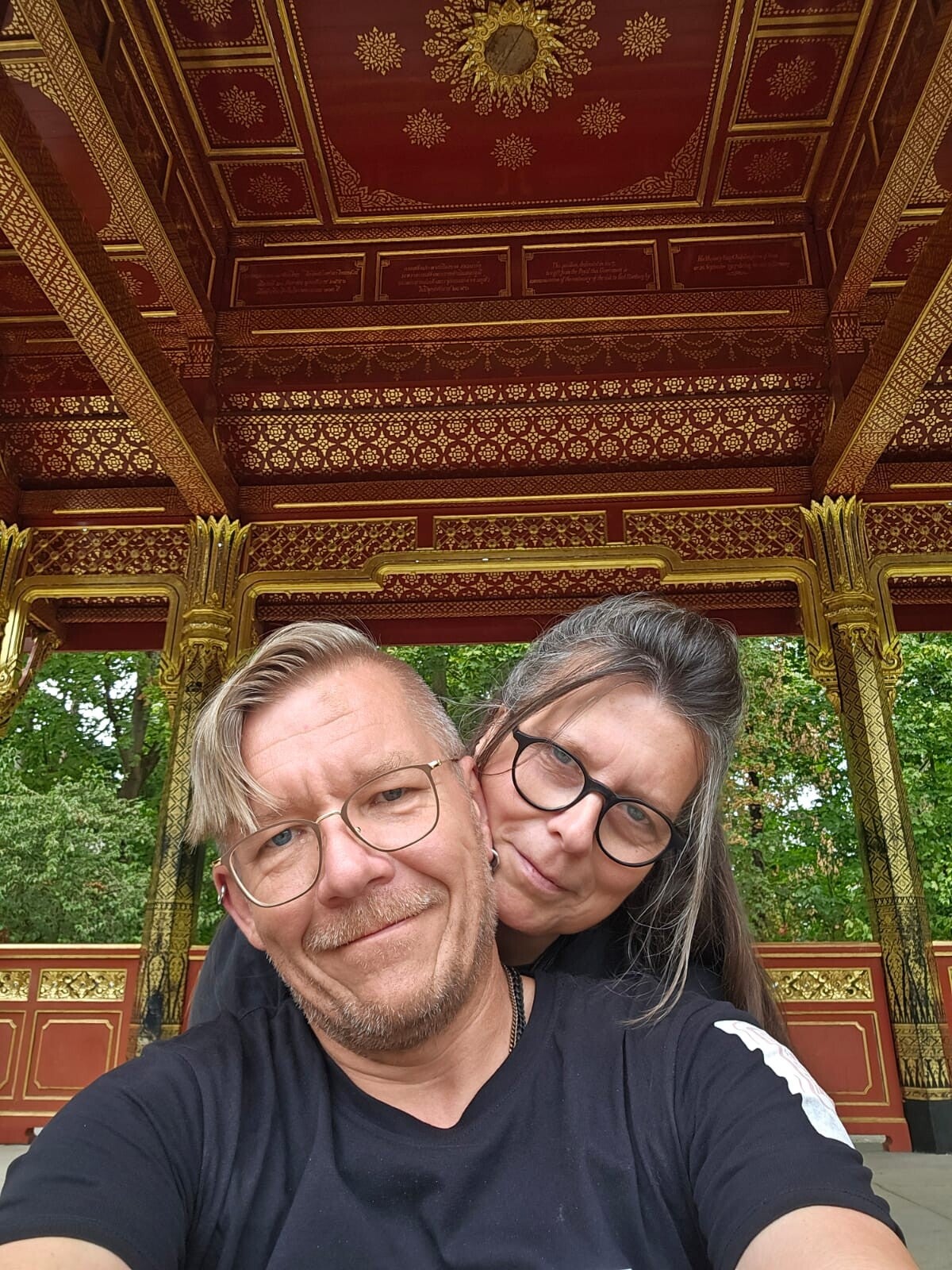 Tanja und Arne gemeinsam in dem kunstvoll verziertem Pavillon Thai Sala am Chulalongkorn-Brunnen während ihres Wochenendes in Bad Homburg