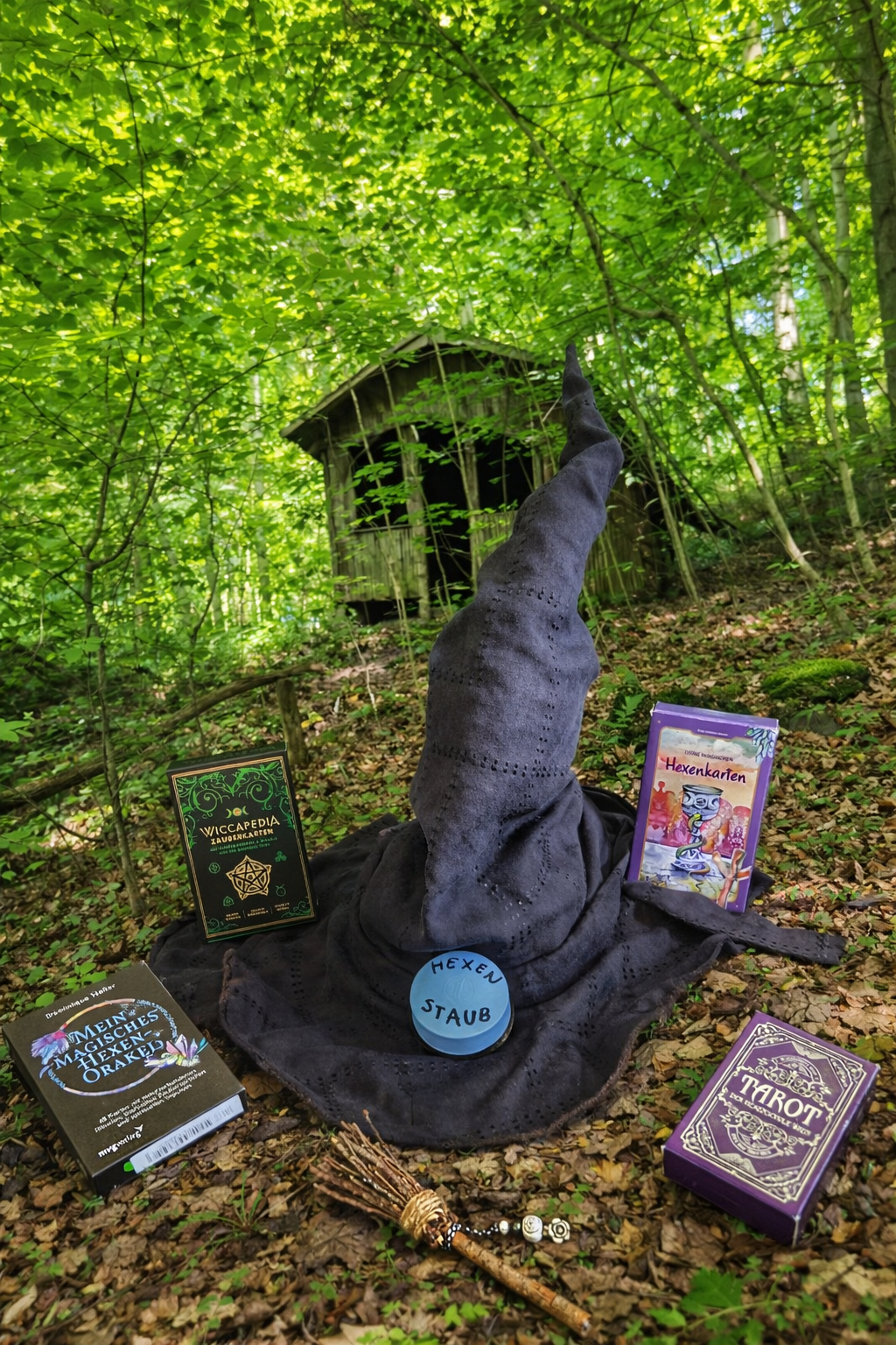 Hexenkarten im Wald mit Hexenhut und Ritualgegenständen arrangiert, als Symbol für Intuition, innere Kraft und magische Verbindung zur Natur.