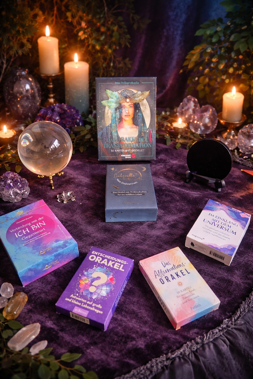 Orakelkarten umgeben von Kerzen, Kristallen und spirituellen Elementen auf violettem Hintergrund, als Symbol für Inspiration, Energie und intuitive Impulse.