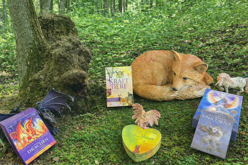 Karten der Krafttiere, Einhörner, Drachen und Elfen im Wald arrangiert mit Tierfigur und Naturelementen, als Symbol für Intuition, innere Stärke und magische Begleitung