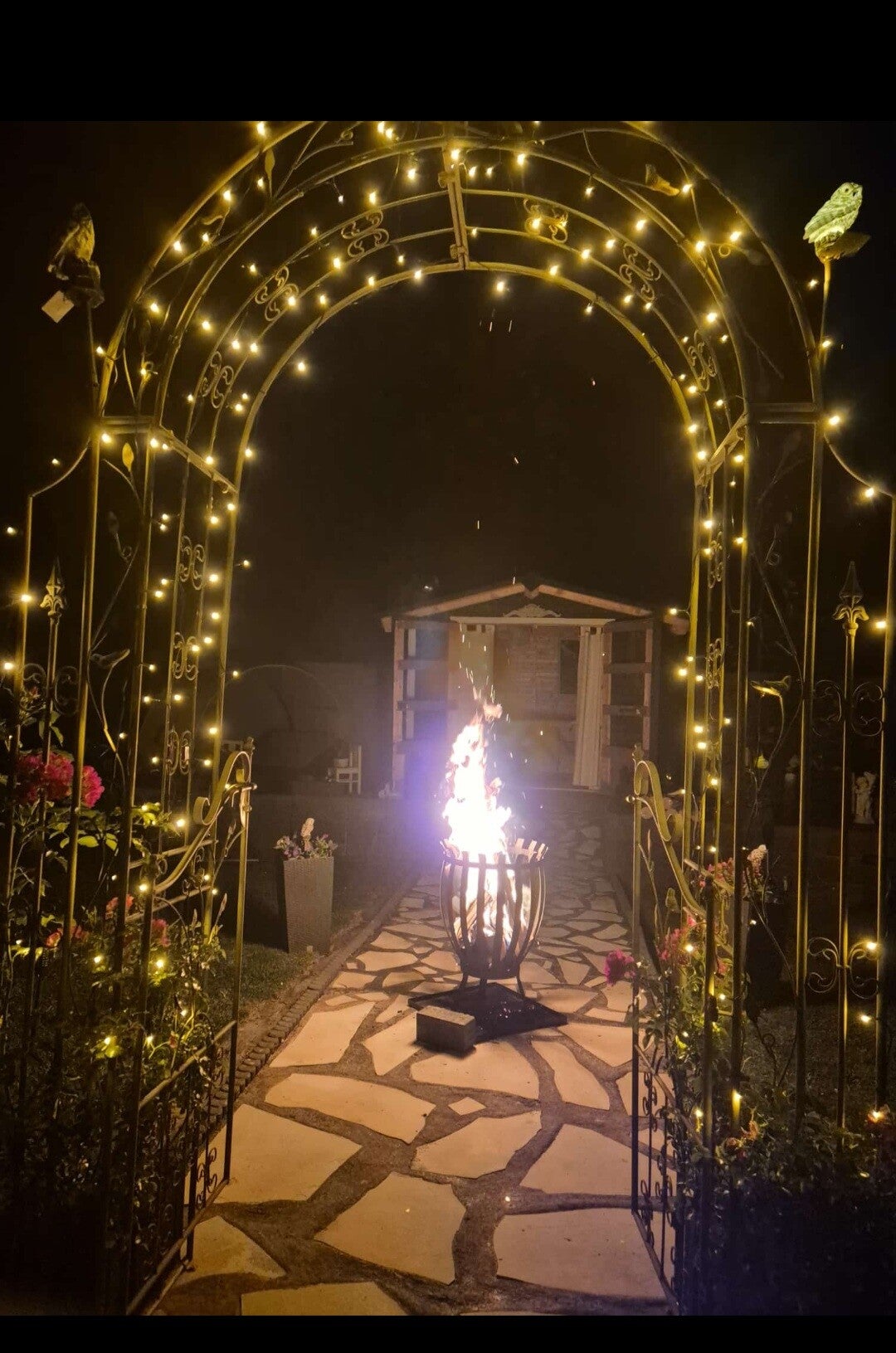 Feuerkorb am Abend im beleuchteten Garten als besonderer Abschluss des Freundinnentags.