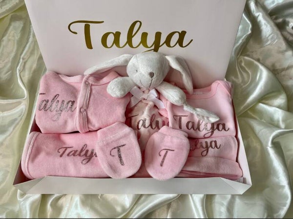 Coffret de naissance personnalisé – Pyjama, bonnet, gants et chaussettes