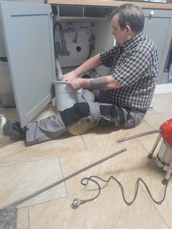 Den Siphon der Küchenspüle reinigen