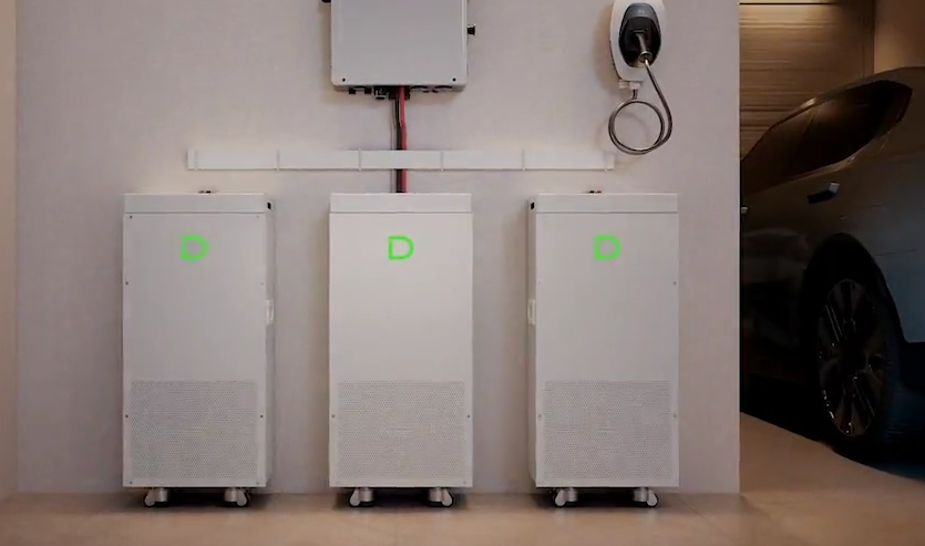 Drie Dyness PowerBrick thuisbatterijen geïnstalleerd aan de muur - AccuThuis Pro-pakket