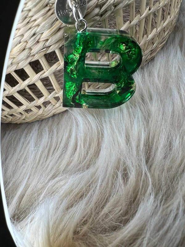 Anhänger Buchstabe B aus Harz grün