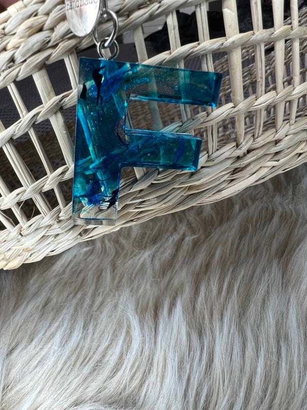 Anhänger F aus Harz blau